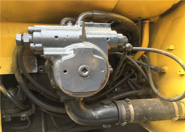 L'escavatore idraulico utilizzato PC220 22180kg del cingolo di KOMATSU aziona il peso con il secchio 1m3